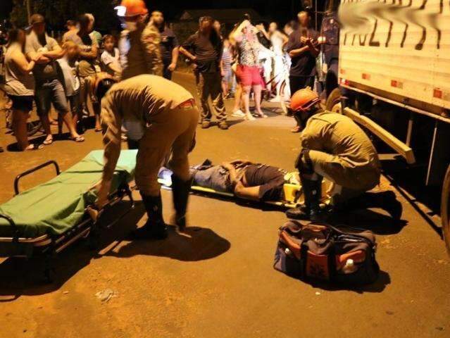 Motociclista morre no hospital ap&oacute;s ser atropelado por caminh&atilde;o-ba&uacute; 