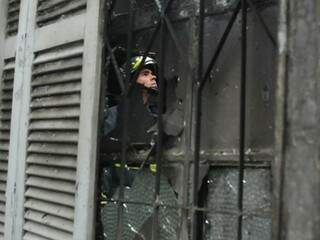 No dia do incêndio, bombeiros atenderam a ocorrência. A casa foi destruída pelo fogo (Foto: Alcides Neto) 