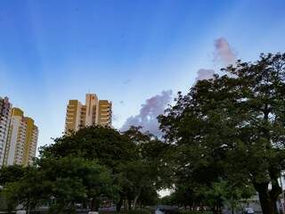 Sol entre nuvens no céu azul da Capital; característica do verão são dias parcialmente nublados e chuva a qualquer hora (Foto: Kísie Ainoã)