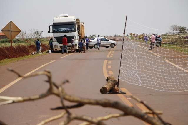 Protesto de &iacute;ndios continua e bloqueio atinge tr&ecirc;s pontos do anel vi&aacute;rio