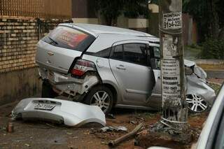 Com o impacto da batida, o veículo, um GM Ágile de cor prata, ficou completamente destruído. (Foto: Marcos Ermínio)