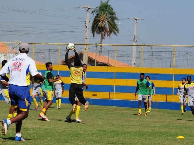  Tarefa dupla: Cene joga em Dourados para vencer, de olho em advers&aacute;rios