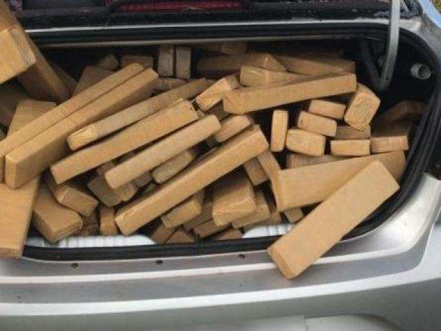 Ao tentar fugir, traficante capota carro com quase 500 quilos de maconha 