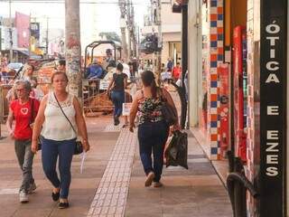 Mulheres passam em frente às lojas do Centro de Campo Grande (Foto: Paulo Francis/Arquivo)