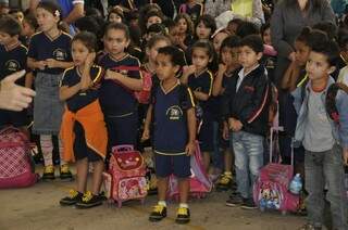 Crianças passaram uma hora em pé, ao longo da cerimônia de entrega (Foto: Marcelo Calazans)