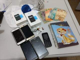 Dinheiro e celulares apreendidas na casa (Foto:Osvaldo Duarte/ Dourados News)