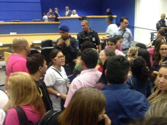 Confus&atilde;o na C&acirc;mara Municipal tem bate boca, murro e uma pessoa ferida