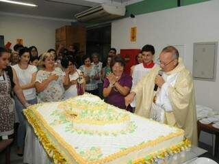 Padre Antonio Ribeiro Leandro benzendo o grande bolo. (Foto: Paulo Francis)