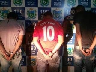 Trio foi preso em flagrante enquanto fugiam do quinto assalto cometido na mesma noite (Foto: Divulgação/PM)