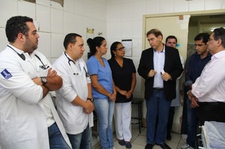 Bernal visitou as unidades de saúde para agradecer aos médicos pelo fim da greve (Foto: Marcos Ermínio)