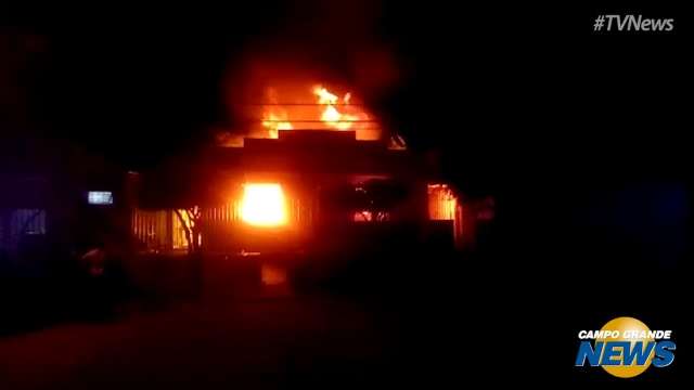 Chamas que destru&iacute;ram casas alcan&ccedil;aram 5 metros de altura; veja v&iacute;deos