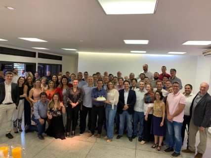 Marquinhos é recebido com festa de aniversário surpresa na Prefeitura 