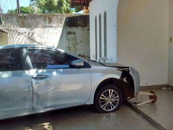 Carro desgovernado invade resid&ecirc;ncia e mata cadeirante esmagada