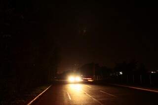 Somente com &quot;luz alta&quot; motoristas conseguem trafegar pelo local durante a noite (Foto: Cleber Gellio)