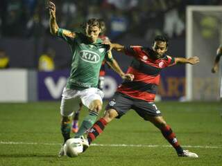 Henrique, do Palmeiras, e Ibson, do Flamengo, disputam a bola, Ibson foi expulso da partida no final do primeiro tempo (Foto: Gazeta Press)