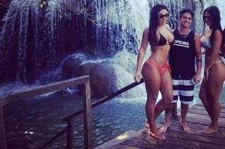 Com a namorada em cachoeira do município. (Reprodução Instagram)