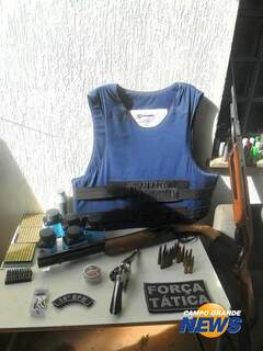 No imóvel onde jovem foram presos foram encontradas várias armas. (Foto: Divulgação/PM)
