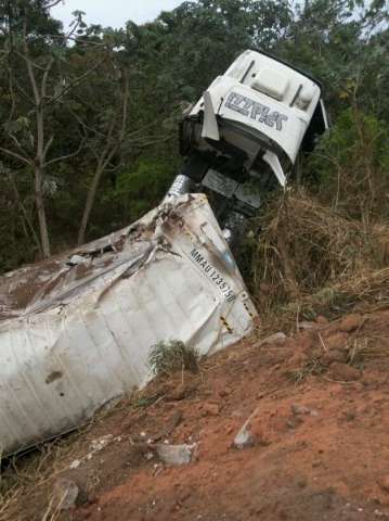 Caminhoneiro fica ferido para salvar condutor imprudente na BR-163