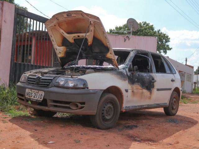 B&ecirc;bado, homem tira gasolina da motocicleta para incendiar ve&iacute;culo
