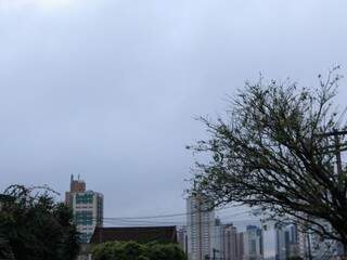 Céu nublado em Campo Grande e previsão é de mais chuva no decorrer do dia (Foto: Henrique Kawaminami)