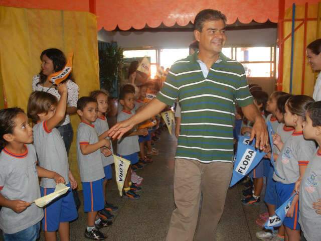  Recepcionado por 200 alunos, Nelsinho entrega kit escolar e uniformes