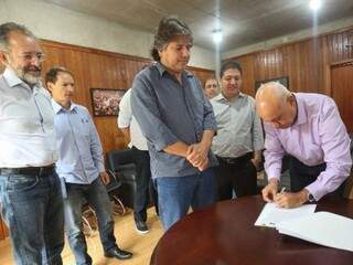 Secretário de Administração, Carlos Alberto Assis,
assina contrato com Assomasul. (Fotos: David Majella/Governo do Estado).