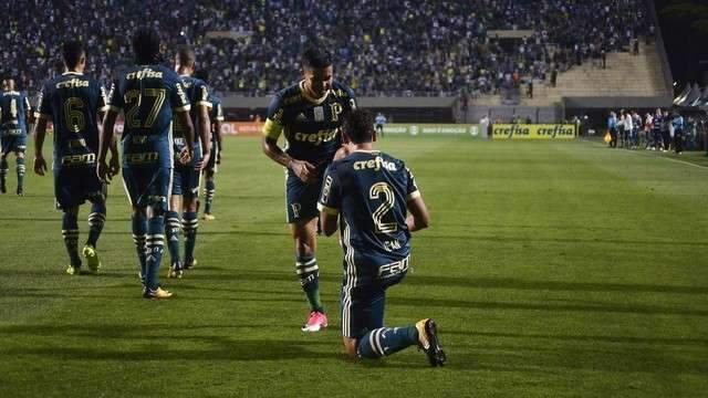 Palmeiras bate Coritiba e encosta em Gr&ecirc;mio e Santos na briga pelo 2&ordm; lugar