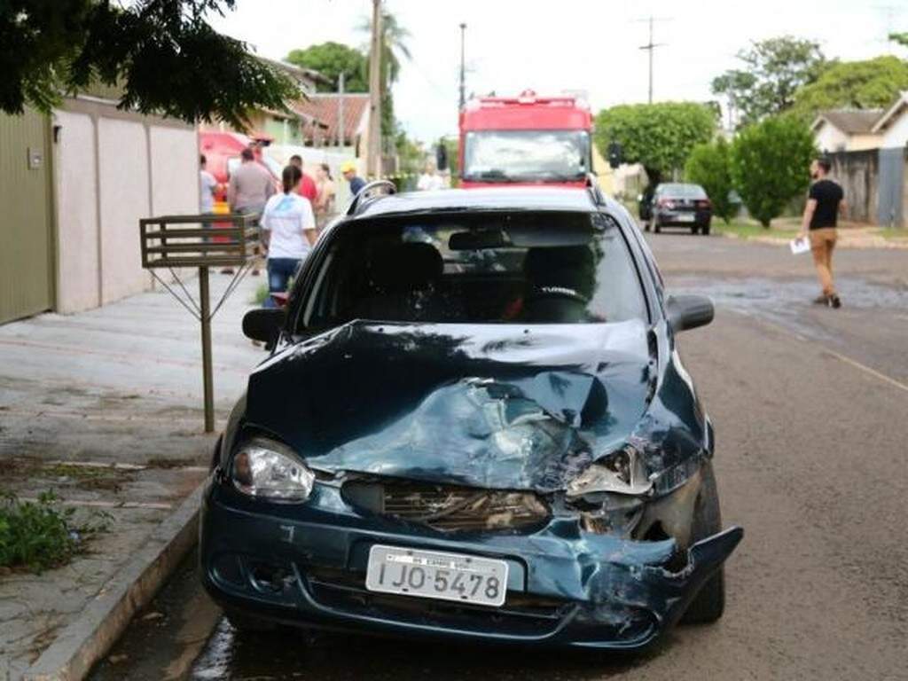 Carro capota ao ser atingido por outro veículo em cruzamento no