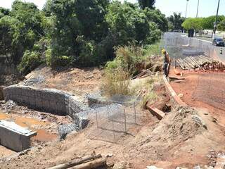 Muros de gabião são colocados para reduzir força da água da chuva. (Foto: Minamar Júnior)