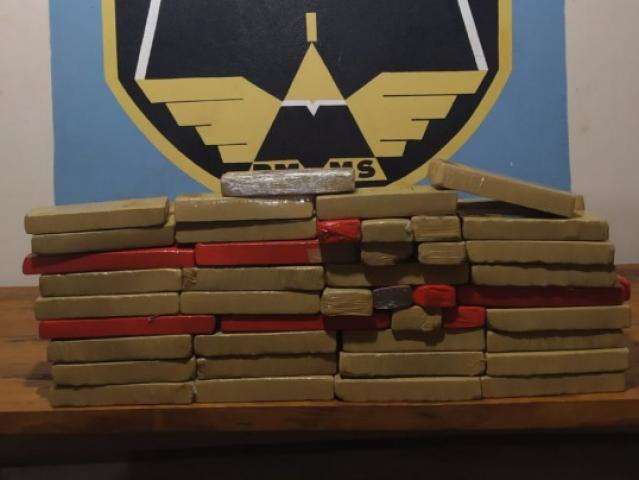 Traficante &eacute; preso ap&oacute;s abandonar ve&iacute;culo com 67 quilos de maconha 