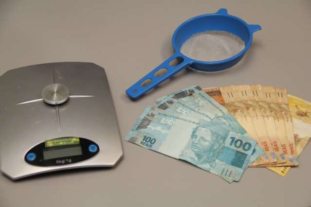 Pol&iacute;cia prende seis pessoas por tr&aacute;fico de drogas no Z&eacute; Pereira
