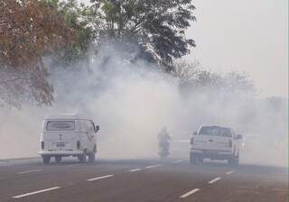 Incêndio na Avenida Ernesto Geisel atrapalha os motoristas e os moradores da região (Foto: Gerson Walber)