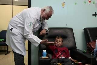 Na ala infantil, Cauã bate-papo com o doutor Izaias, idealizador de serviço que completou dez anos. (Foto: Cleber Gellio)