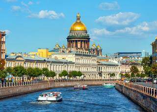Os canais com os passeios de barco são uma boa maneira de conhecer a cidade de São Petersburgo (Foto: Divulgação)