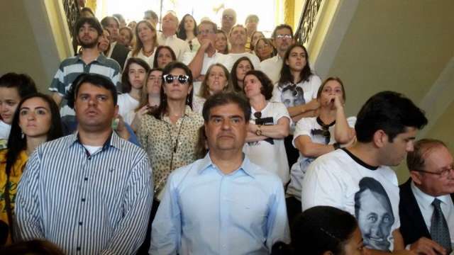Enterro de Eduardo Campos re&uacute;ne mais de 130 mil pessoas no Recife