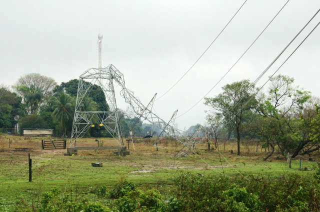  T&eacute;cnicos trabalham na reconstru&ccedil;&atilde;o de 9 torres danificadas por vendaval 