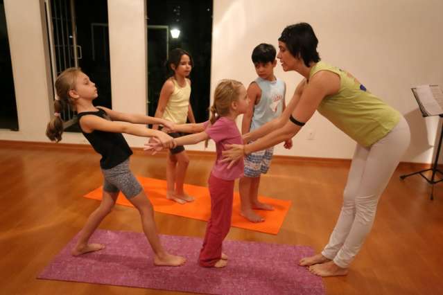 Yoga feita s&oacute; para as crian&ccedil;as tem c&acirc;nticos e aula, inclusive, no jardim