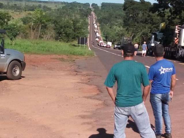 Sem-terra liberam BR-262 depois de quatro horas de bloqueio