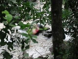 Corpo encontrado na cachoeira do Inferninho em novembro passado. (Foto: Paulo Francis) 