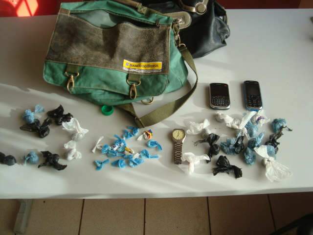  Jovem de 21 anos e garota de 16 vendiam maconha e coca&iacute;na no Nova Lima