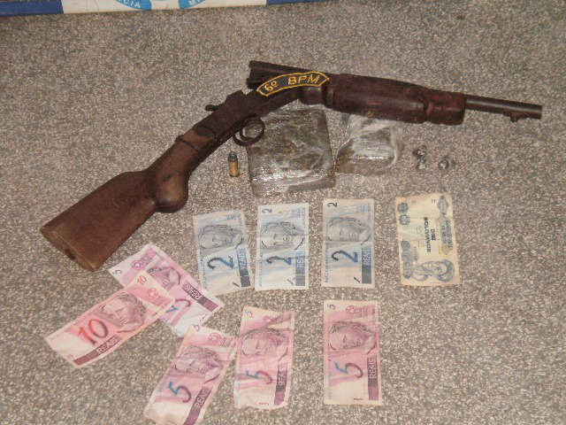 PM de Corumb&aacute; prende dupla com espingarda e meio quilo de maconha