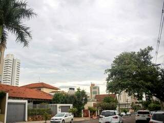 Céu nublado sobre Campo Grande na tarde desta quarta-feira; expectativa é de chuvas nas próximas horas. (Foto: Paulo Francis)