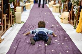 Heitor, de 2 anos, não queria muito saber da cerimônia. Enquanto a mãe era madrinha, ele tentou e conseguiu chamar atenção no corredor. (Foto: Marcus Moriyama)
