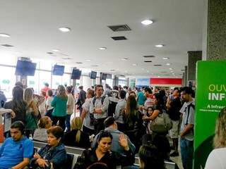 Saguão do aeroporto ficou lotado com o atraso nos voos por causa da interdição da pista (Foto: Thiago Pereira)