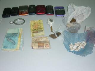 Políciais apreenderam drogas, celulares e dinheiro em duas bocas de fumo. (Foto: Divulgação)