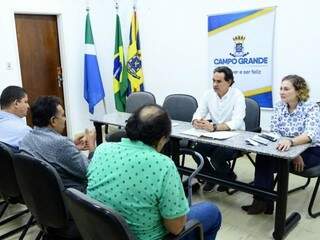 À mesa o prefeito Marquinhos Trad e a diretora da Planurb, frente aos presidentes dos conselhos (Foto: Divulgação/PMCG)