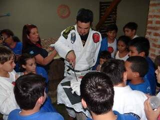 Higa em confraternização com alunos em sua academia em Campo Grande. (Foto: Reprodução)