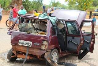 O carro ficou totalemte destruído (Foto: Jornal da Nova)