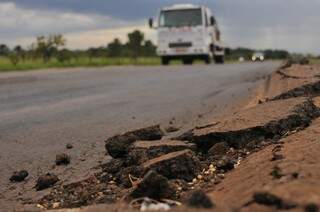 Peso de veículos grandes somado às altas temperaturas têm feito asfalto &quot;desmanchar&quot;. (Foto: Alcides Neto)