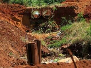 Erosão no Córrego Gameleira ameaça pista da Gury Marques. (Foto: PMCG/Divulgação)